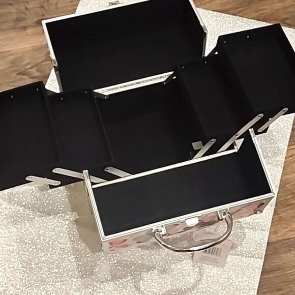 So Chic Butterfly Cosmetic Traincase w/Lock - Picture 5 of 8